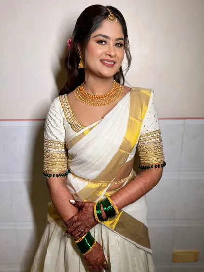 A full-length view of my ethereal South Indian bride. The makeup is balanced to look stunning with her complete traditional attire, including the green bangles.