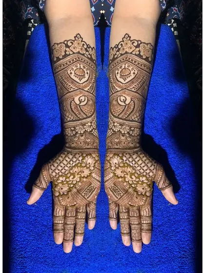 A beautiful symmetrical design for both arms, perfect for a bride or for Karva Chauth. The patterns are mirrored perfectly.