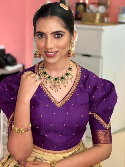 This look is all about enhancing natural beauty. The model is wearing a simple Kundan necklace with green stones that adds a touch of elegance to her semi-bridal look.
