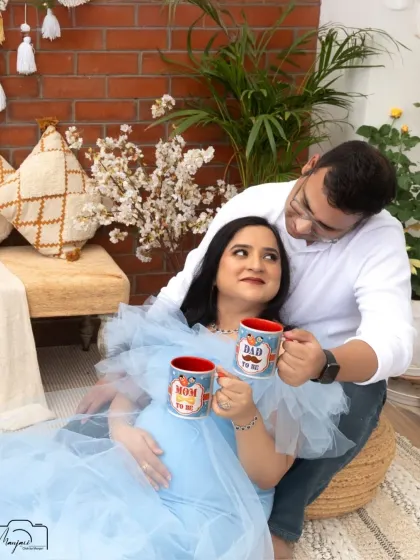 "Mom to be" and "Dad to be" mugs are a fun prop to include in your shoot. This couple looks so happy and excited for their new roles.