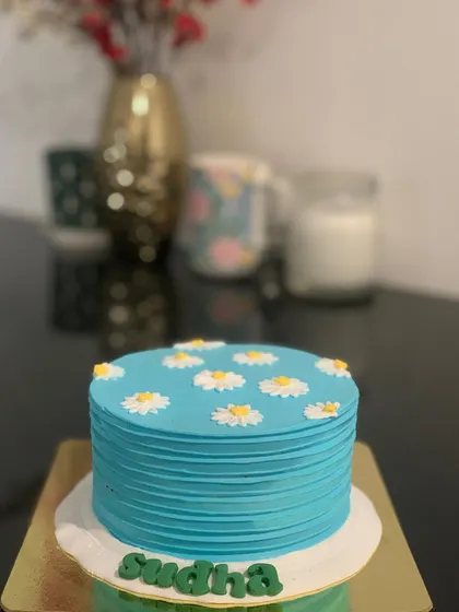 Another shot of the lovely daisy cake. The clean lines and simple design make it a beautiful choice for any celebration.