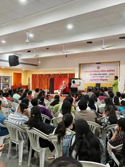 The hall filled with students and art lovers during my live demonstration in Nashik.