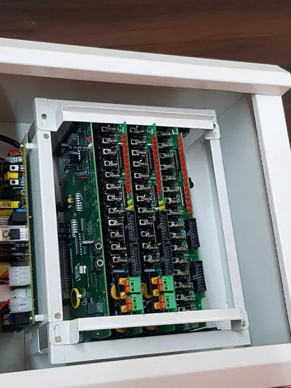 Another view of the EPABX panel, showing the organized internal components that ensure a reliable intercom system.