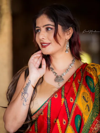 The rich colors and patterns of this traditional bandhani saree are stunning. We chose a rustic, old-world backdrop to complement the ethnic vibe and create a timeless portrait.