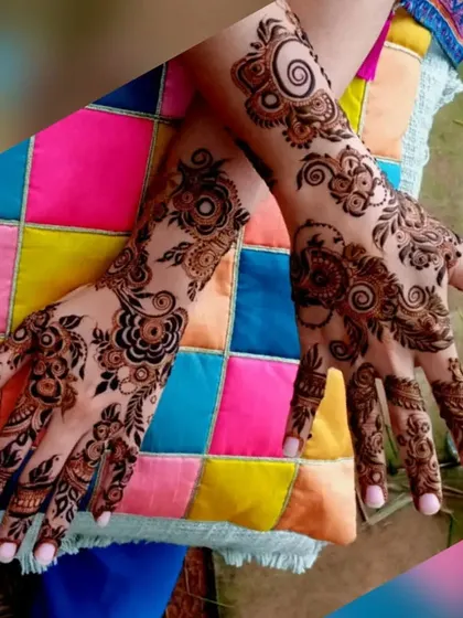 An alternate view of a modern, Arabic-style henna design.