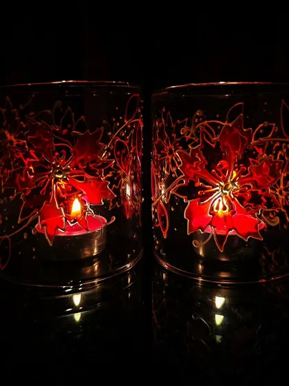 Here, I used a vibrant red floral design on these lamp chimneys. When lit, they cast a warm, inviting light that highlights the intricate details of the painting.