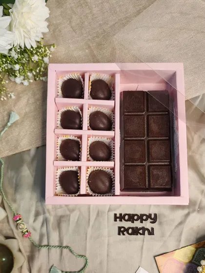For the coffee and chocolate lover, this hamper is a dream. It includes a full Tiramisu-flavoured chocolate bar and eight crunchy coffee bean-shaped cookies.