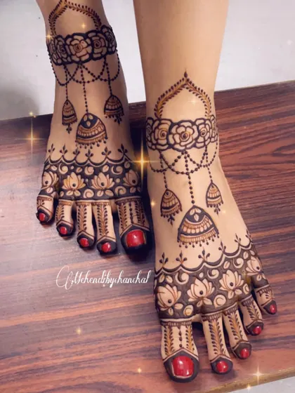 Don't forget the feet! This bridal foot mehendi features beautiful hanging jhumka (earring) motifs and delicate floral patterns. It's designed to look like a beautiful piece of jewelry, making sure the bride is adorned from head to toe.