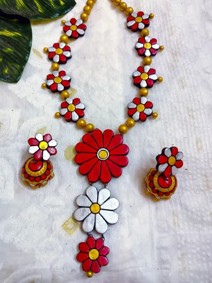 A classic red and white combination for the three-layer floral necklace, reminiscent of Bengali festive traditions.