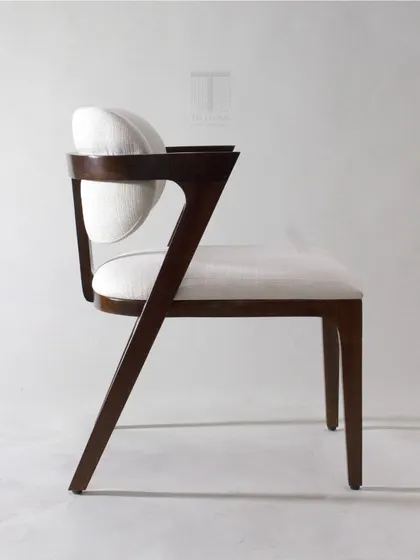 The side profile of our retro-inspired armchair highlights its dynamic and elegant silhouette. It's a piece that looks beautiful from every angle.