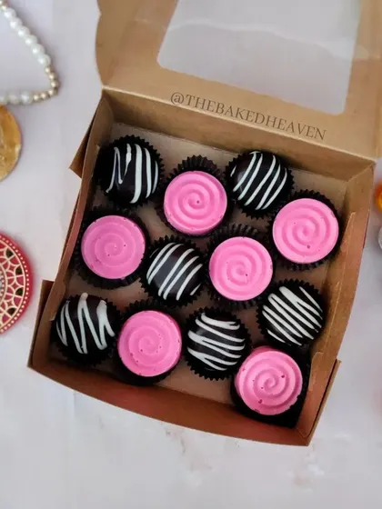 This box is pure fun. It combines pink Bubblegum flavored chocolates with dark Oreo Crunch chocolates, decorated with swirls and stripes. It’s a favorite for those who love nostalgic flavors.