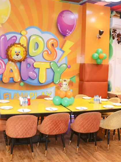 Another look at a kids' party dining setup, this time with a colorful jungle theme and animal balloon decorations.