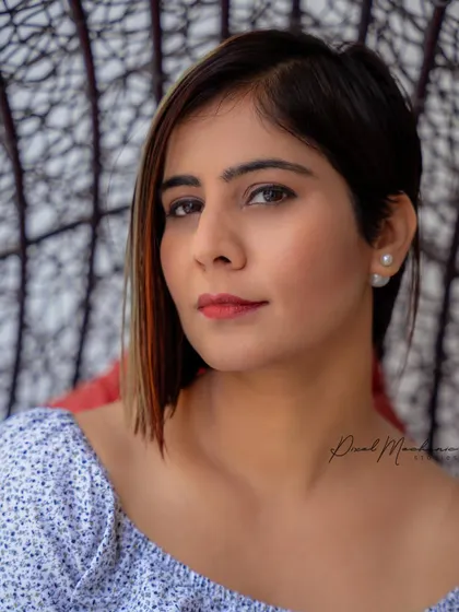 Using a hanging chair as a prop, we created a series of relaxed and stylish portraits. This shows how we can get creative even with simple indoor setups.