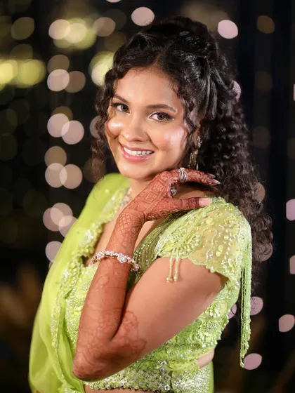 A close-up on this curly-haired beauty. The makeup is kept fresh and minimal to enhance her features, while the hairstyle celebrates her gorgeous natural curls.