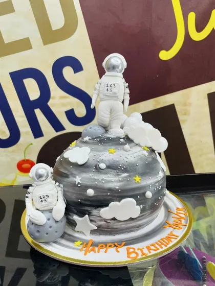 A 3kg dome-shaped moon cake with fondant astronauts exploring the lunar surface.