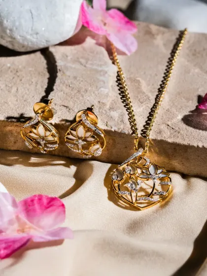 This Aranya set in gold and diamonds was created with one question in mind: How should jewellery feel when you wear it every day? Light enough to live in, thoughtful enough to last.