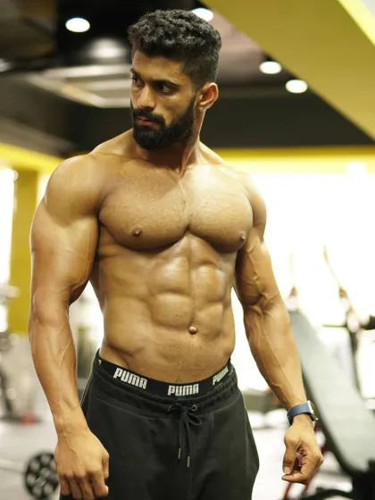 A three-quarter turn pose to display oblique definition and overall upper body thickness. This is the kind of conditioning that gets noticed on stage and off.