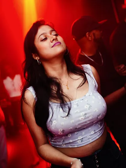 Lost in the red lights and the heavy bass. The atmosphere is always electric.