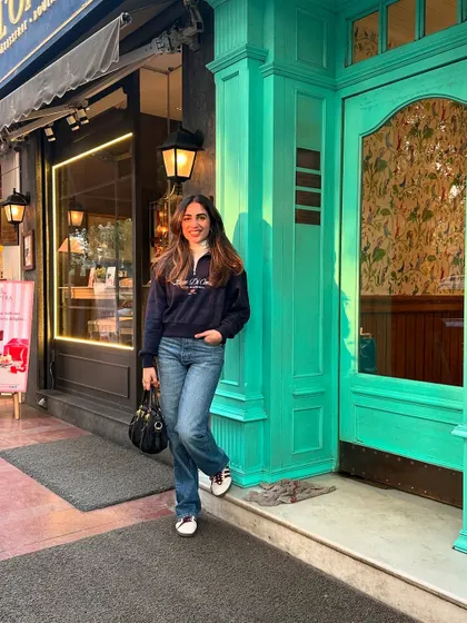 A full shot of my winter cafe look. A cozy sweatshirt, jeans, and my Adidas Sambas.