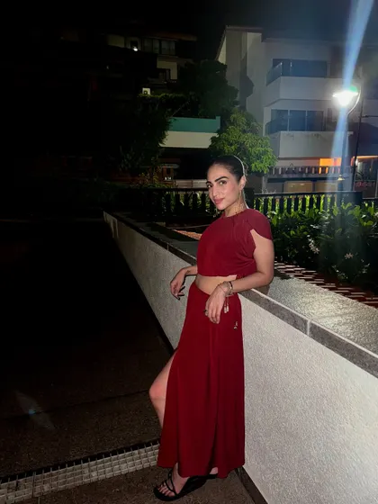 A spicy mood in this red co-ord set with a thigh-high slit. This is a great option for a vacation dinner or a night out.