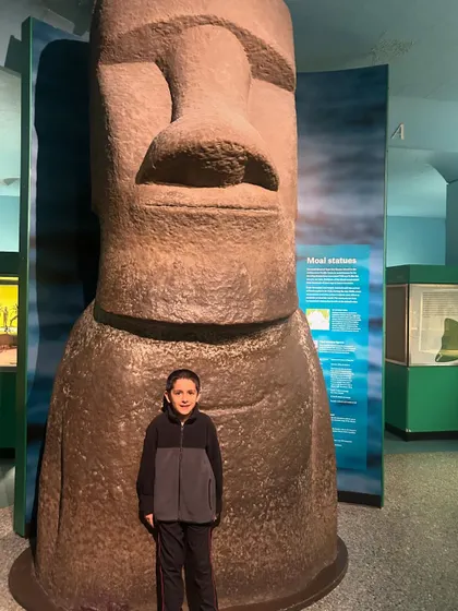 Posing with a Moai statue replica from Rapa Nui (Easter Island). This was a great opportunity to talk about different cultures, archaeology, and the mysteries of human history.