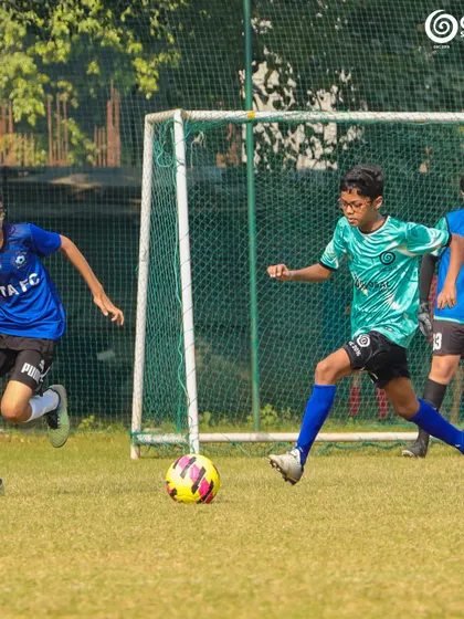An attacker from GSC runs towards the goal, looking for a scoring chance against KOTA FC.