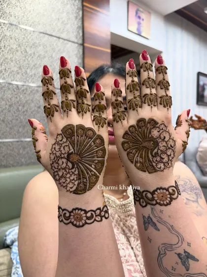 A full view of the modern peacock mehendi design.