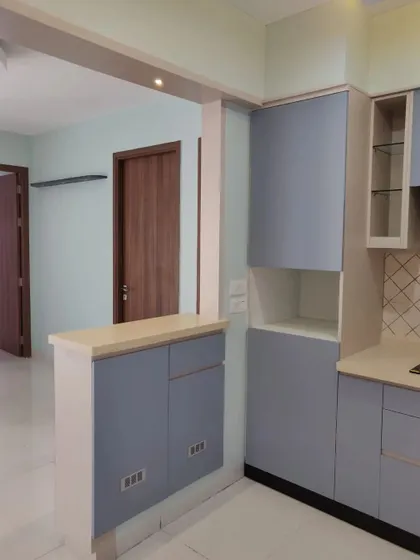 This image shows the breakfast counter that separates the kitchen from the living area, providing a casual dining spot and extra workspace.