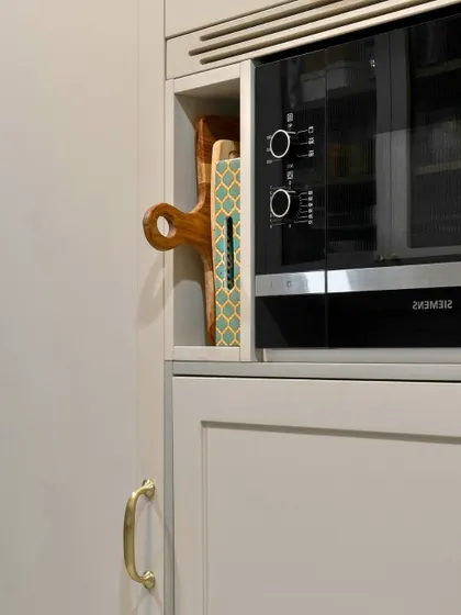 Built-in niches are a simple but incredibly effective storage solution. This slim space next to the oven is perfect for keeping chopping boards and baking trays upright and accessible, instead of having them stacked in a drawer.