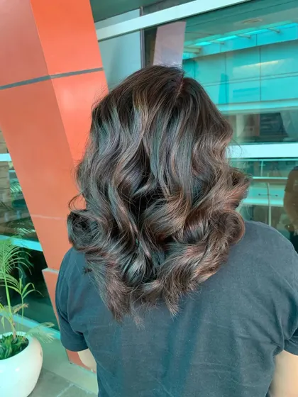 A final look at the soft, wavy style with subtle highlights, perfect for everyday elegance.