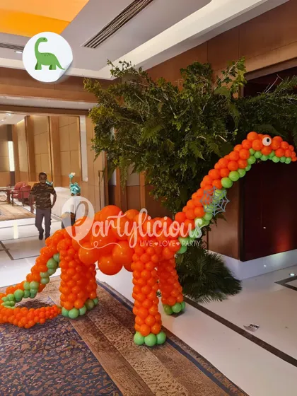 A friendly Brontosaurus made of balloons wanders into the party. This life-sized dinosaur sculpture is a showstopper, instantly transforming any space into a prehistoric playground.