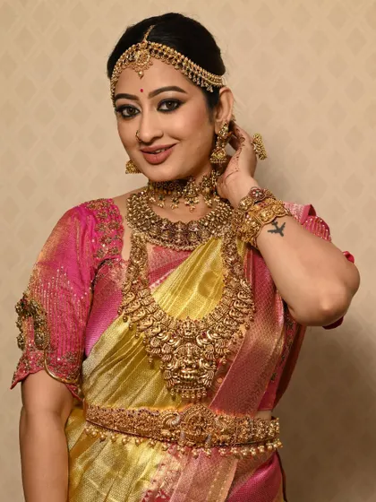 I love how confident and beautiful my clients look. This traditional jewellery set is designed to be grand yet comfortable, allowing the bride to enjoy her special day.