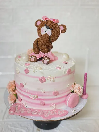 Another view of the adorable teddy bear cake, made with chocolate hazelnut flavour.