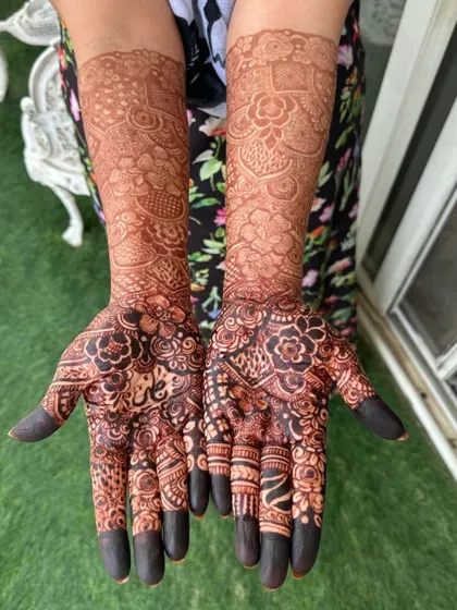 A perfect example of a beautiful, dark henna stain. The contrast between the light and dark areas of the design is just stunning.