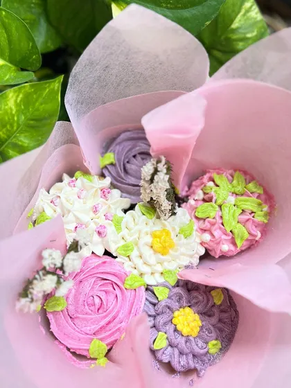 Why give flowers when you can give an edible cupcake bouquet? This arrangement features six floral cupcakes in the flavours of your choice, making it a beautiful and delicious gift for Mother's Day or any special occasion.