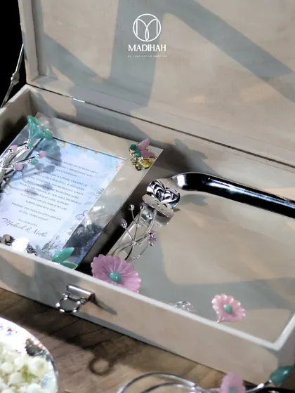 An angled view inside the Daisy Collection hamper box. The craftsmanship of the silver-plated photo frame and tray is clearly visible, showcasing the quality I deliver.