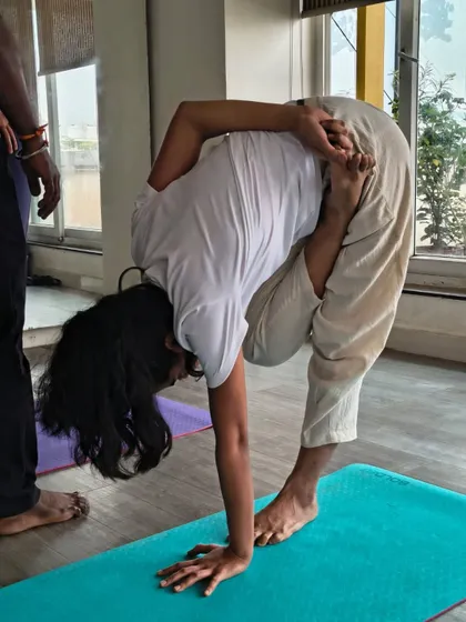 This advanced twisting and balancing pose showcases the high level of skill and dedication of our TTC students. Our gurus provide the guidance needed to achieve such complex asanas.