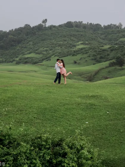 Sometimes, all you need is an open field and each other. This shoot near Karjat was all about simplicity, capturing the quiet, comfortable love between the couple in a beautiful natural setting.