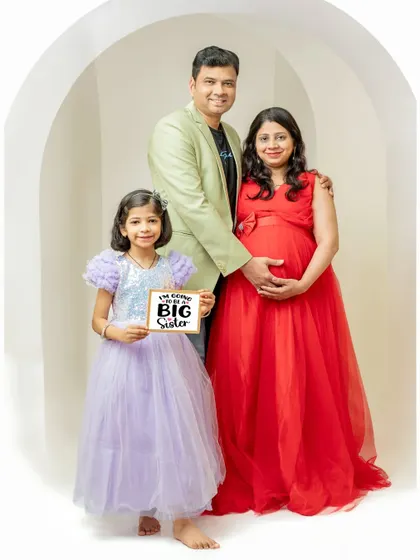 Announcing a promotion to "Big Sister"! Including older siblings with fun signs is a great way to make them feel special and capture the whole family's excitement.