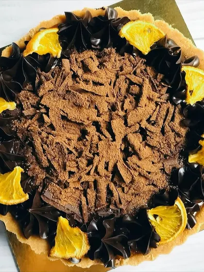 My pretty little baby: the dark chocolate orange tart. This classic combination features rich dark chocolate topped with chocolate shavings and candied orange slices for a zesty kick.