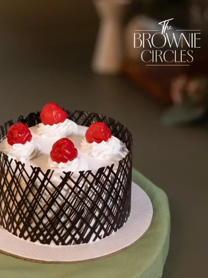 My take on a classic German Black Forest, designed as a bento cake. It features layers of chocolate sponge, fresh cream, and cherries, all enclosed in a delicate chocolate lattice.