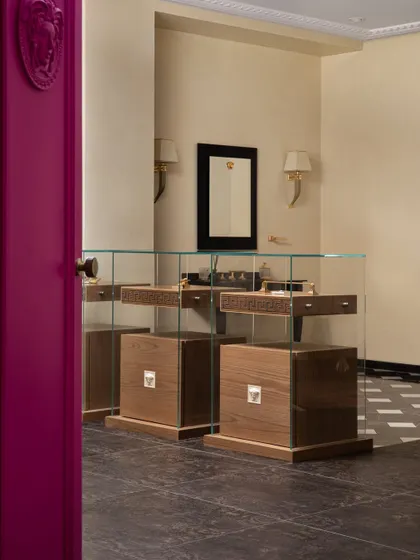 Behind these vibrant fuschia doors in a luxury tiles showroom lies an exclusive private viewing space for Versace’s exquisite tile collection. We designed this room to be a visual feast of opulence and elegance, set in a mesmerizing environment.