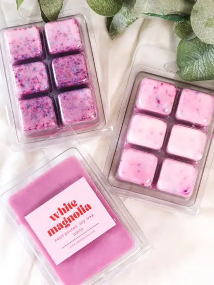 A must-have at everyone’s home: our wax tablets. Here are some of our floral, pink-hued melts.