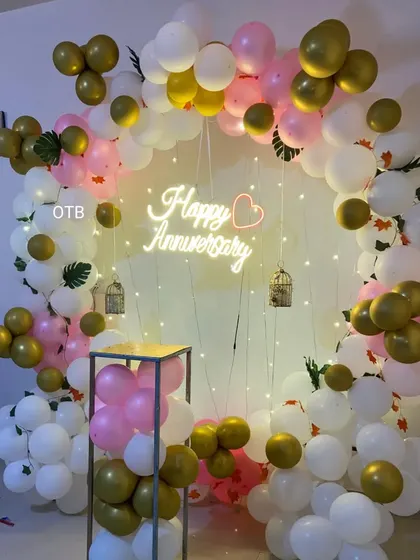 This photo shows how the full anniversary ring setup looks in a home living room space, creating a perfect corner for celebration and cake cutting.