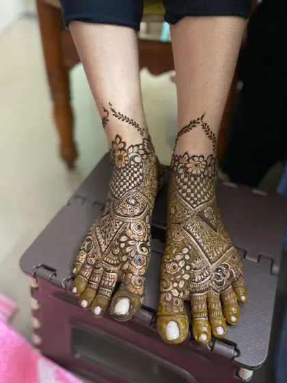 Here are more examples of my bridal foot mehendi. I can create matching designs for both feet or unique, complementary patterns, all tailored to your preference for your wedding day.