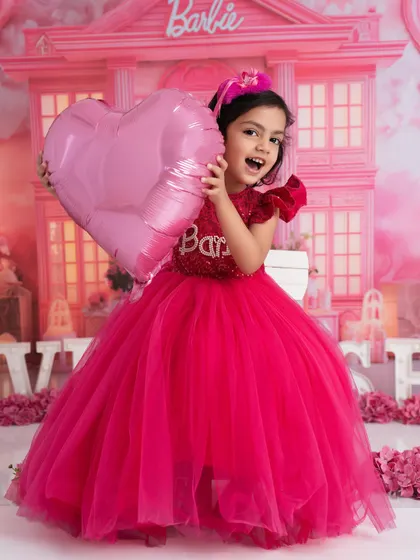 From tiny babies to playful kids, I love it all. This vibrant, Barbie-themed shoot for an older child shows how we can create a fun, stylish, and personality-filled session that makes your little one feel like a star.