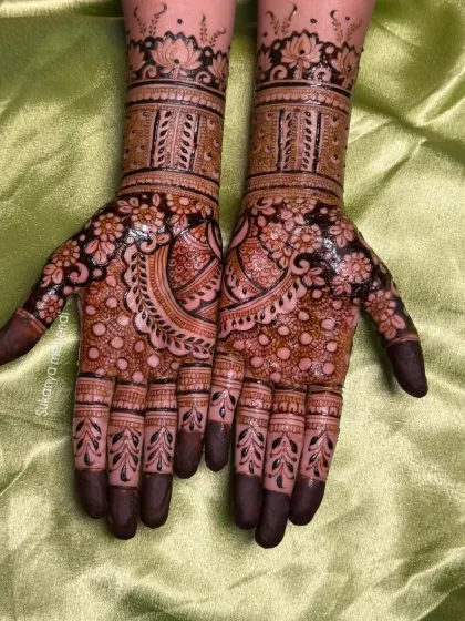 This siders mehendi is dense with floral and paisley patterns, creating a rich, dark stain. The design is perfect for someone who loves a full, traditional look.