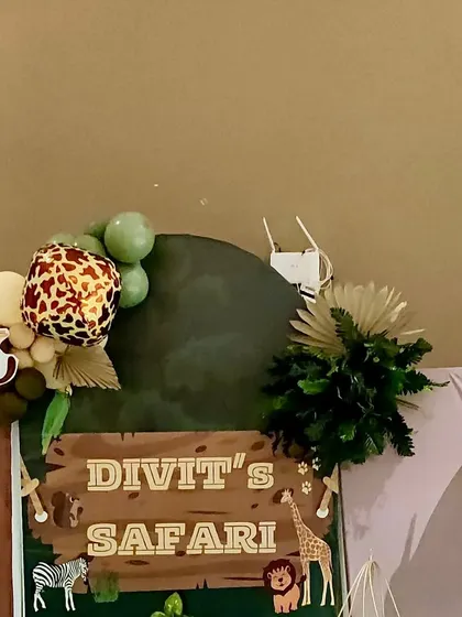 The custom 'Divit's Safari' sign on a wooden-textured backdrop, a key part of the jungle theme.