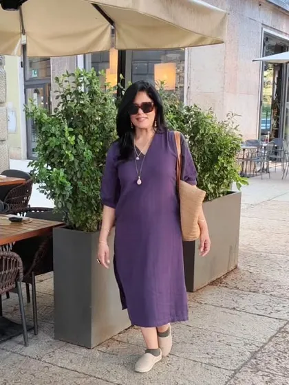 For a day of wine tasting in Verona, I wore this long purple cotton dress. It was comfortable for traveling between vineyards and chic enough for a lovely lunch.