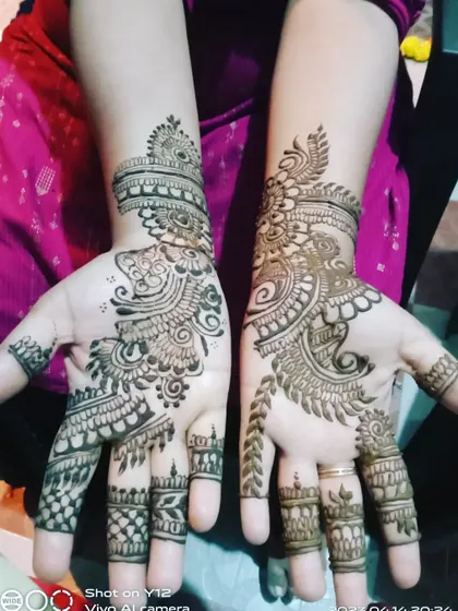 A duplicate image of the matching set of Arabic-style mehendi.
